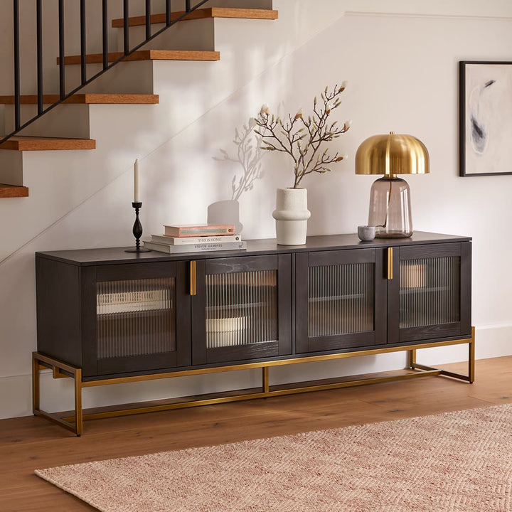 SOLSTUR Cabinet with fluted glass doors and bronze steel legs in a modern living room