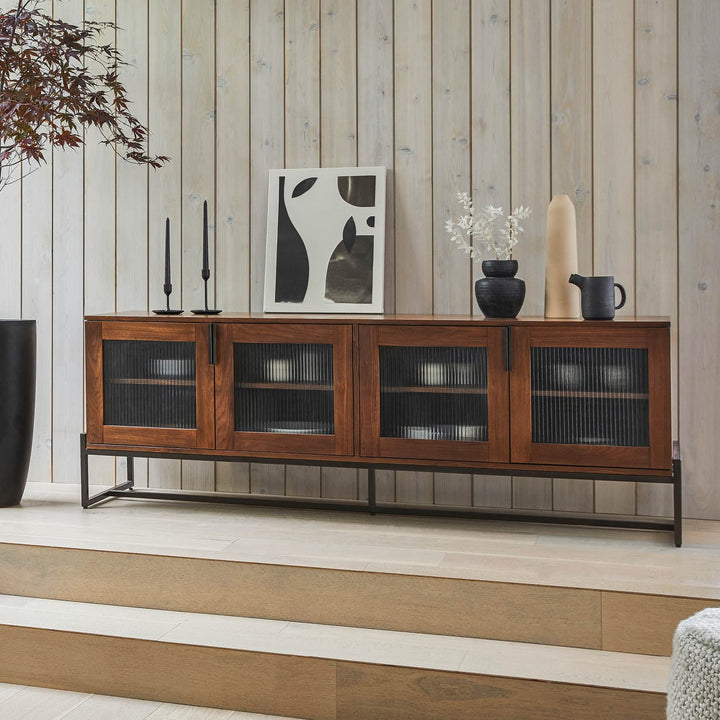 SOLSTUR Cabinet with fluted glass doors and bronze steel legs in a modern living room